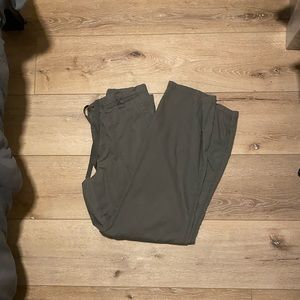 green carhartt carpenter cargos